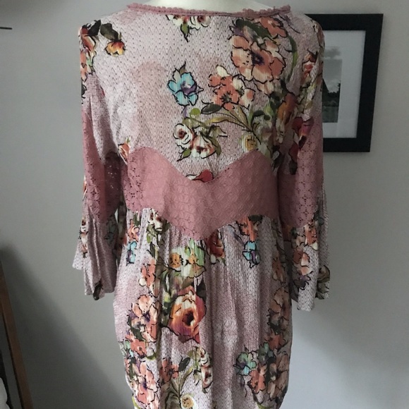 Pink lace and floral blouse - Picture 5 of 5